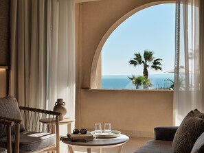 Panoramic Suite 2 Bedroom Sea View Private Pool | Vardagsrum | 42-tums LCD-tv med satellitkanaler, tv och kontor