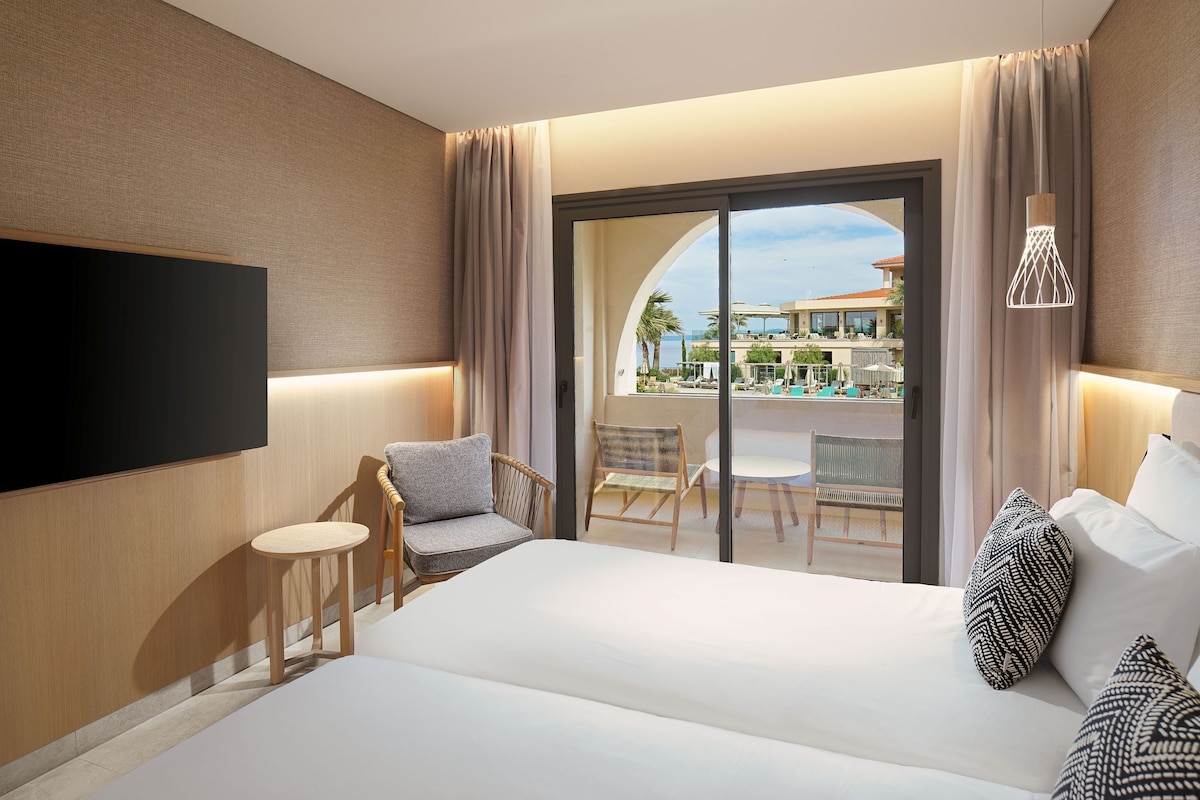 Deluxe Double Room Partial Sea View | 객실에서 보이는 전망