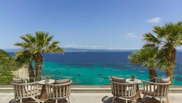 4 bars/lounges, poolside bar, beach bar