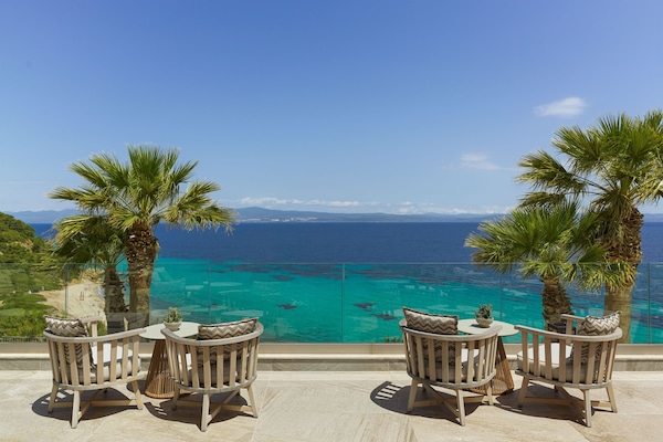 4 bars/lounges, poolside bar, beach bar
