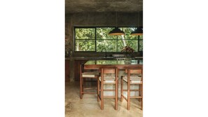 Een koelkast, een oven, een koffiezetapparaat/waterkoker