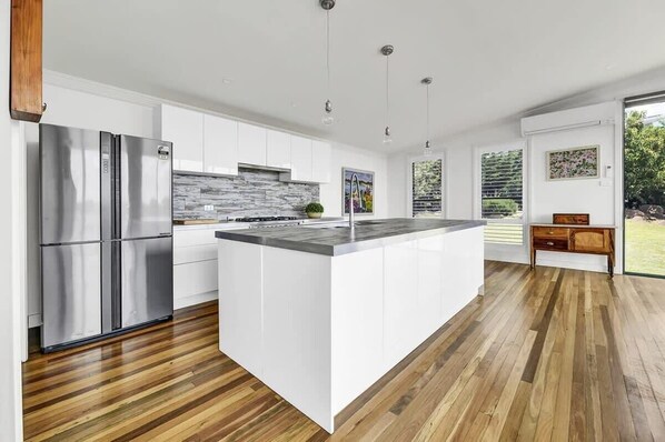 Réfrigérateur, micro-ondes, four, plaque de cuisson