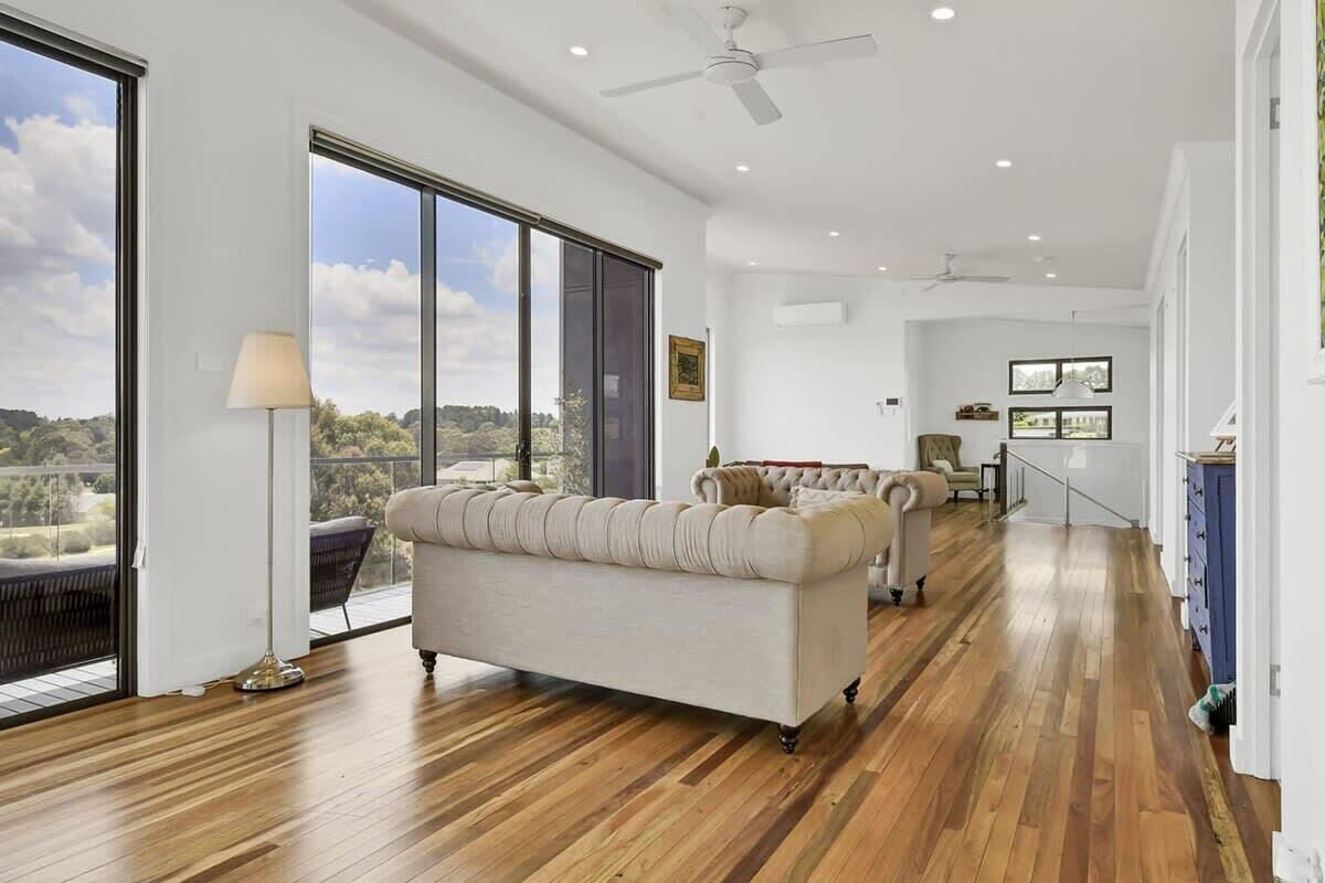 Televisión, reproductor de DVD y oficina 