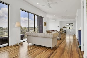 Télévision, lecteur de DVD, espaces bureaux