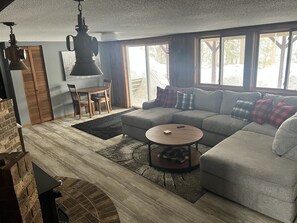 TV connectée, cheminée, livres