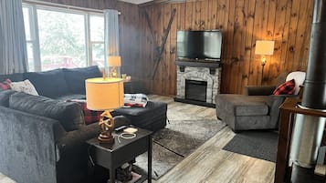 Smart TV, chimenea y libros