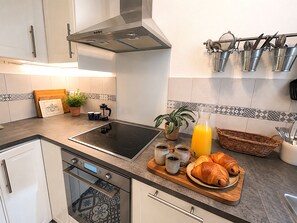 Fridge, microwave, oven, stovetop - L'appartement Lecourbe (Paris)