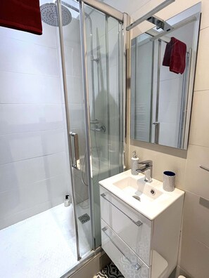 Dusche, Haartrockner, Handtücher, Toilettenpapier