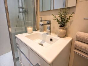 Dusj, hårføner, håndklær og toalettpapir