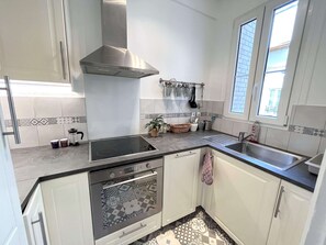 冷蔵庫、電子レンジ、オーブン、コンロ