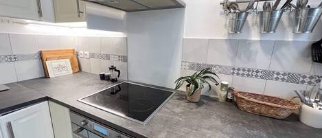 Een koelkast, een magnetron, een oven, een kookplaat