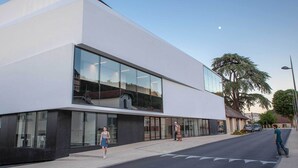 Un edificio moderno con grandes ventanales y techo plano.