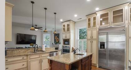Modern Comfort + Historic Charm for Large Groups 16+ guests | 7 bedrooms | 14 beds | 3.5 baths