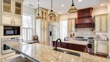 Kühlschrank, Mikrowelle, Ofen, Kochgeschirr/Geschirr/Besteck