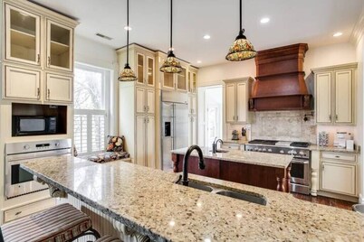7Br/4Ba - 4k Ft - Updated Gorgeous Historic Home
