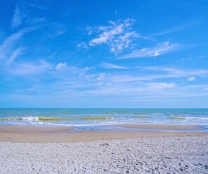 Sur la plage, chaise longue