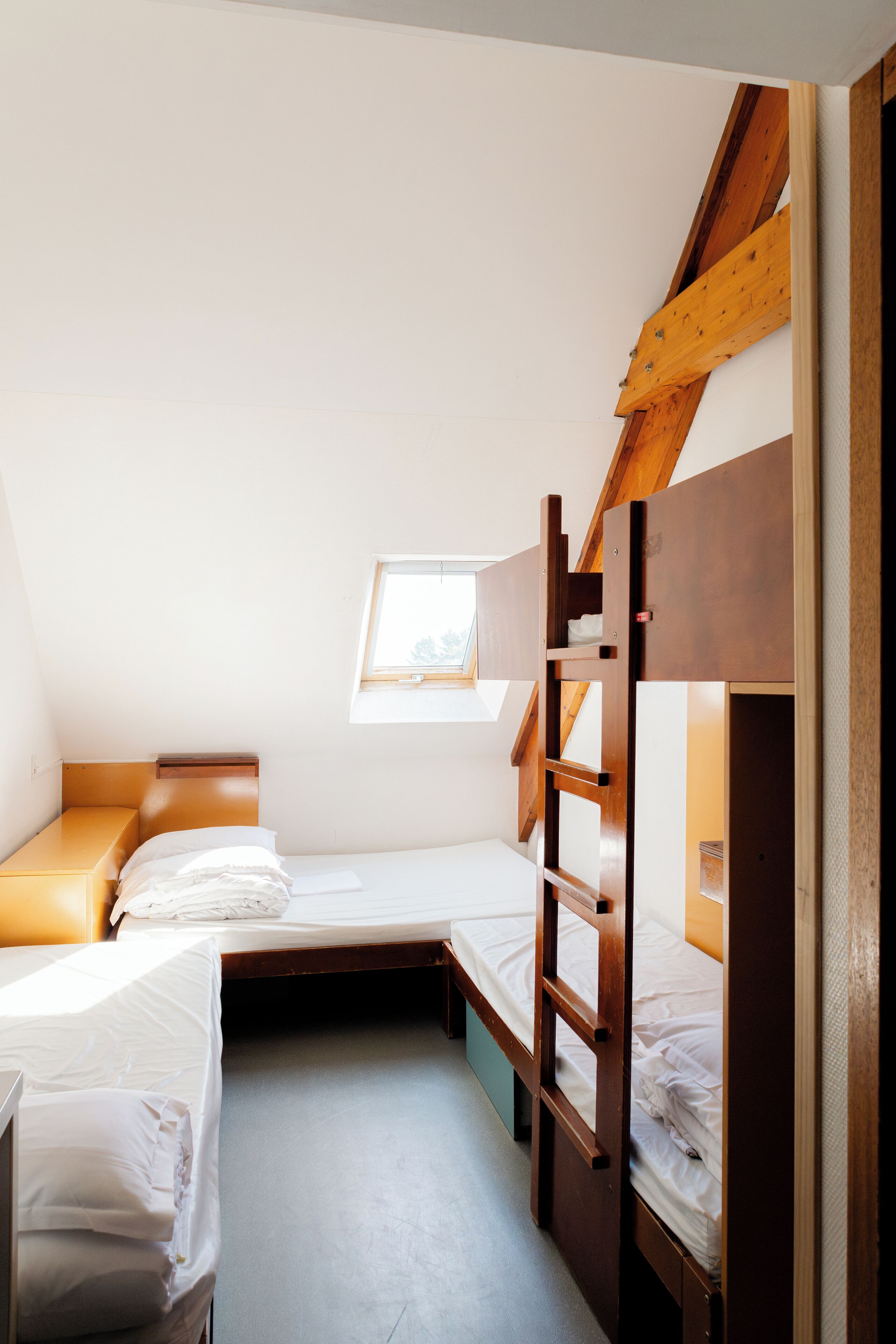 家庭房 (For 5,Ensuite Shower - Shared Toilets) | 床单