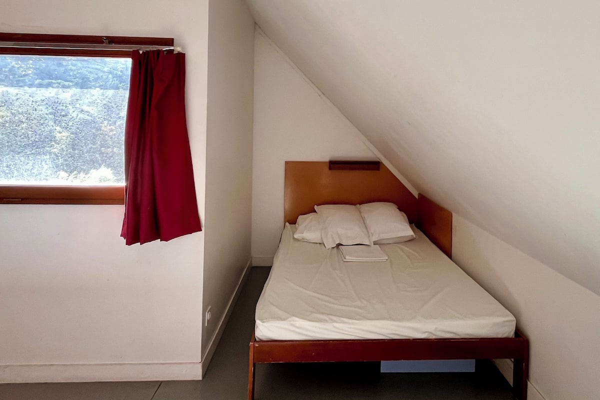 Kamar Triple Keluarga (Ensuite Shower - Shared Toilets) | Seprai linen