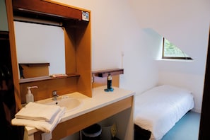 Chambre twin avec douche - Toilettes communes | Draps fournis