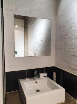 Douche, serviettes fournies, savon, papier toilette