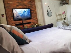 1 habitación, tabla de planchar con plancha, wifi gratis y ropa de cama