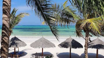 Plage, chaises longues, serviettes de plage