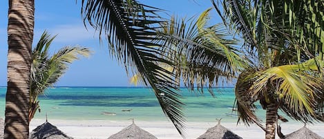 På stranden, solstolar och strandhanddukar