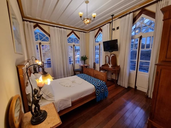 Suite do Teatro | Minibar, individually decorated, individually furnished, free WiFi