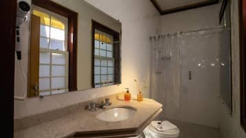 Suite Inconfidentes | Minibar, individually decorated, individually furnished, free WiFi