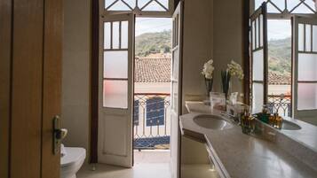 Suite Henrique Honore Dumont | Bad | Dusj, regndusjhode, designertoalettartikler og hårføner