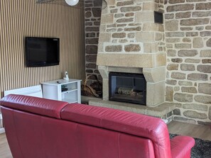 TV, fireplace