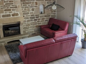 Een televisie en een open haard