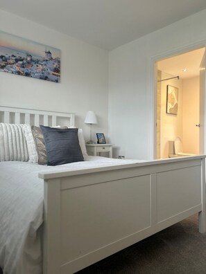 4 slaapkamers, een bureau, een strijkplank/strijkijzer, gratis wifi