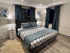 5 Schlafzimmer, Schreibtisch, Bügeleisen/Bügelbrett, kostenloses WLAN
