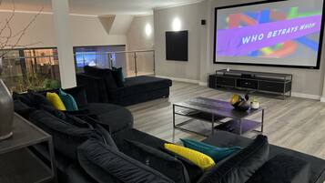 Smart TV, lareira, DVD player, livros