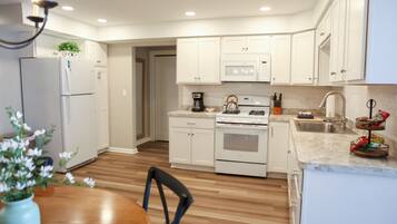 KylskÄp, mikrovÄgsugn, ugn och spishÀll