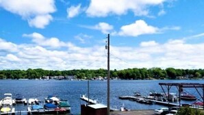 En lysthavn med fortøjede både, en bro og en klar himmel.