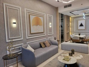 Luxurious 5BHK  Duplex Suite | Woonruimte | Een 55-inch smart-tv met digitale zenders en een televisie