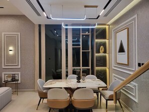 Luxurious 5BHK  Duplex Suite | Dineren in de kamer
