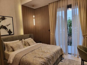 Luxurious 5BHK  Duplex Suite | Badkamer | Een bronwaterbad, een regendouche, gratis toiletartikelen, badjassen