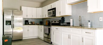 Elegant House, 5 min from beach, Private Driveway, Fire Pit, Outdoor Patio!