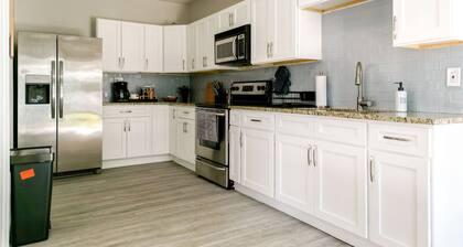 Elegant House, 5 min from beach, Private Driveway, Fire Pit, Outdoor Patio!