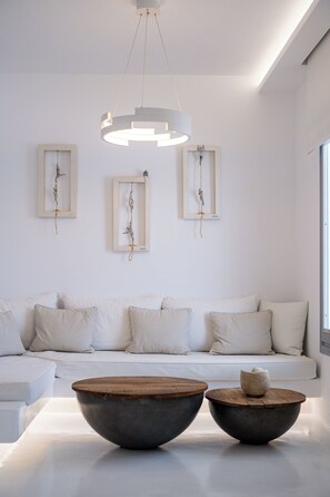 أغطية فراش متميزة وأسرّة بإسفنج يتكيف مع شكل الجسم وميني بار