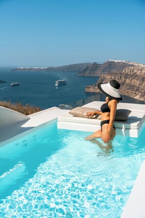 Outdoor spa tub - Nelya Suites (Santorini)