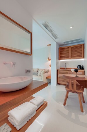 Premium bedding, memory foam beds, minibar, in-room safe - Nelya Suites (Santorini)