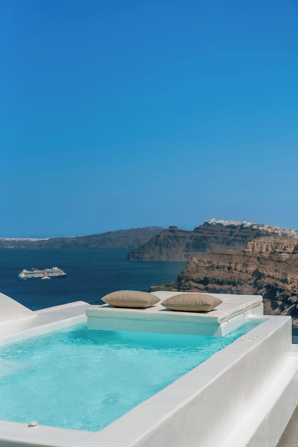 Premium bedding, memory foam beds, minibar, in-room safe - Nelya Suites (Santorini)