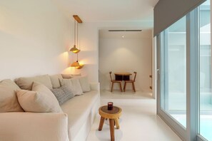 40-inch Smart TV with satellite channels, TV - Nelya Suites (Santorini)