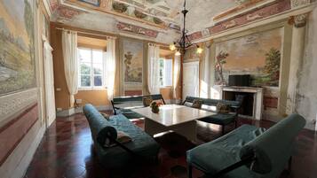 Tv, eldstad, dvd-spelare och ett bordtennisbord