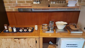 Un comptoir de cuisine avec divers condiments et une machine à café.