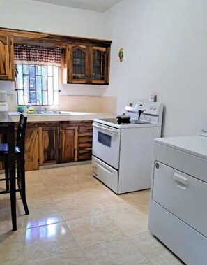 Réfrigérateur, micro-ondes, plaque de cuisson, bouilloire électrique